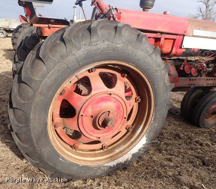 image for item DQ3890 1960 International Harvester Farmall 560  tractor