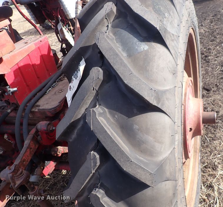 image for item DQ3890 1960 International Harvester Farmall 560  tractor