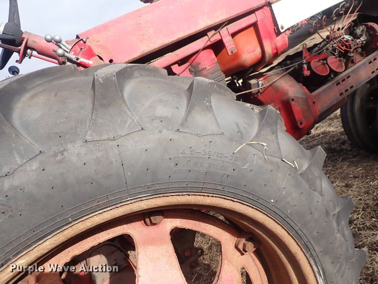 image for item DQ3890 1960 International Harvester Farmall 560  tractor