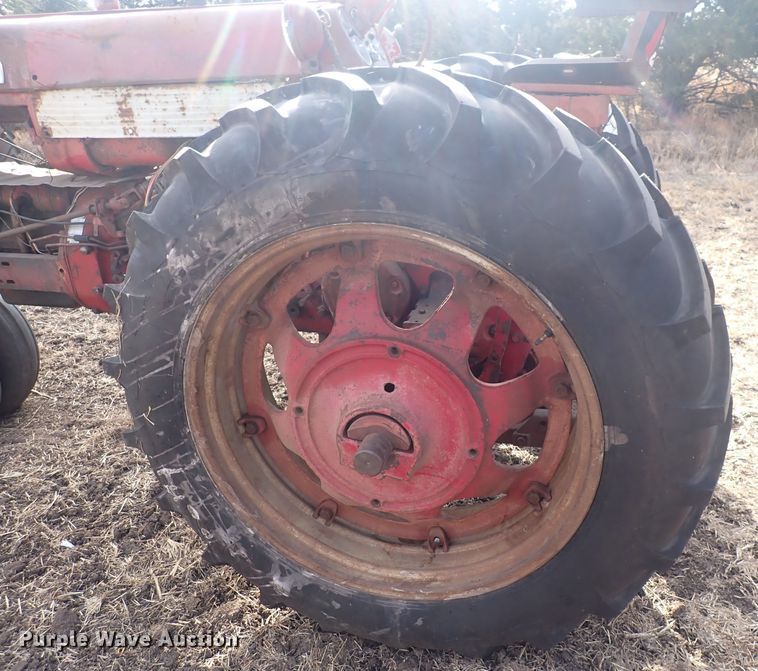 image for item DQ3890 1960 International Harvester Farmall 560  tractor