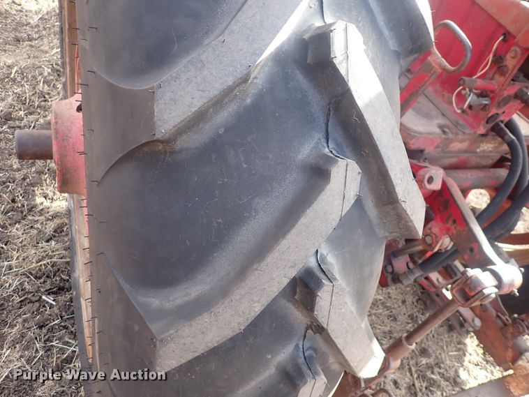 image for item DQ3890 1960 International Harvester Farmall 560  tractor