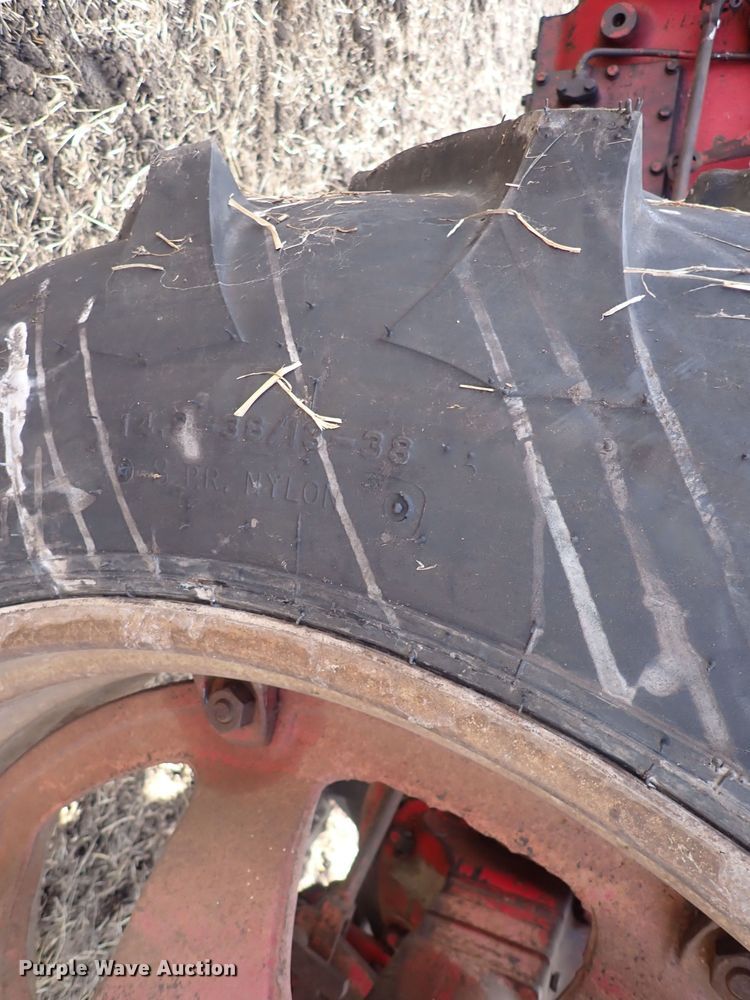 image for item DQ3890 1960 International Harvester Farmall 560  tractor