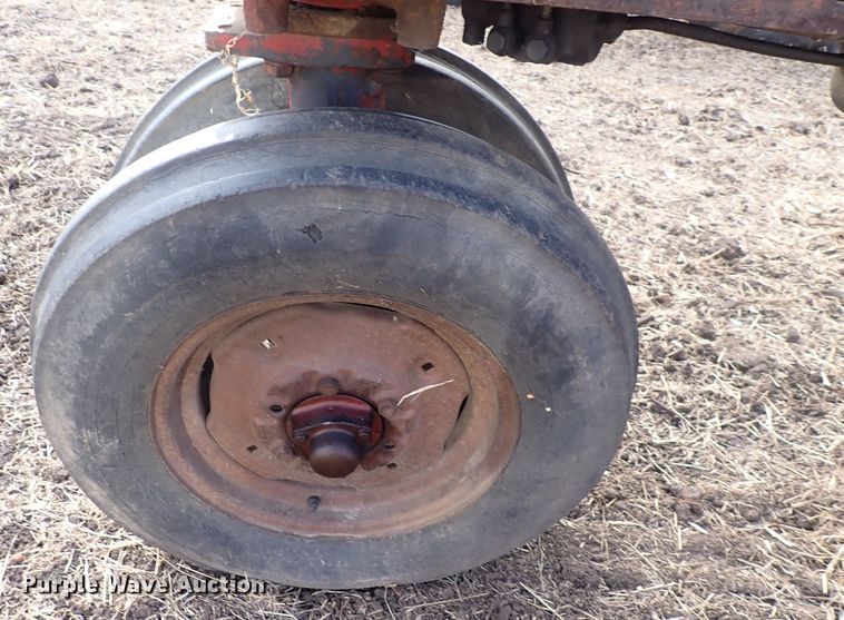 image for item DQ3890 1960 International Harvester Farmall 560  tractor