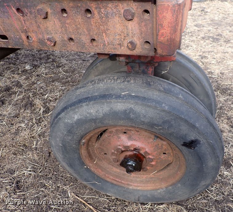 image for item DQ3890 1960 International Harvester Farmall 560  tractor