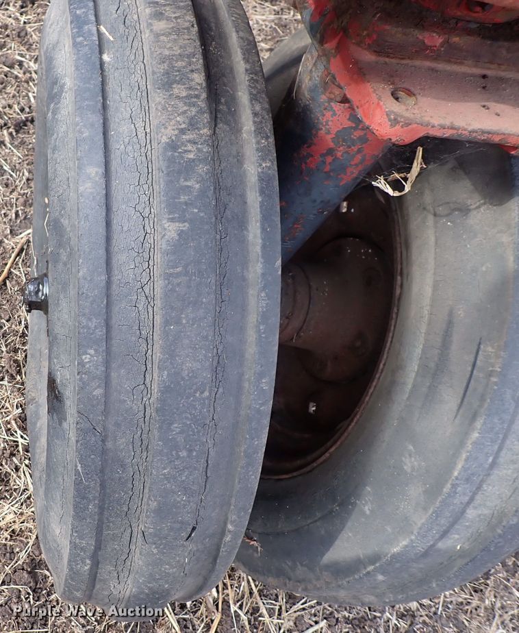 image for item DQ3890 1960 International Harvester Farmall 560  tractor