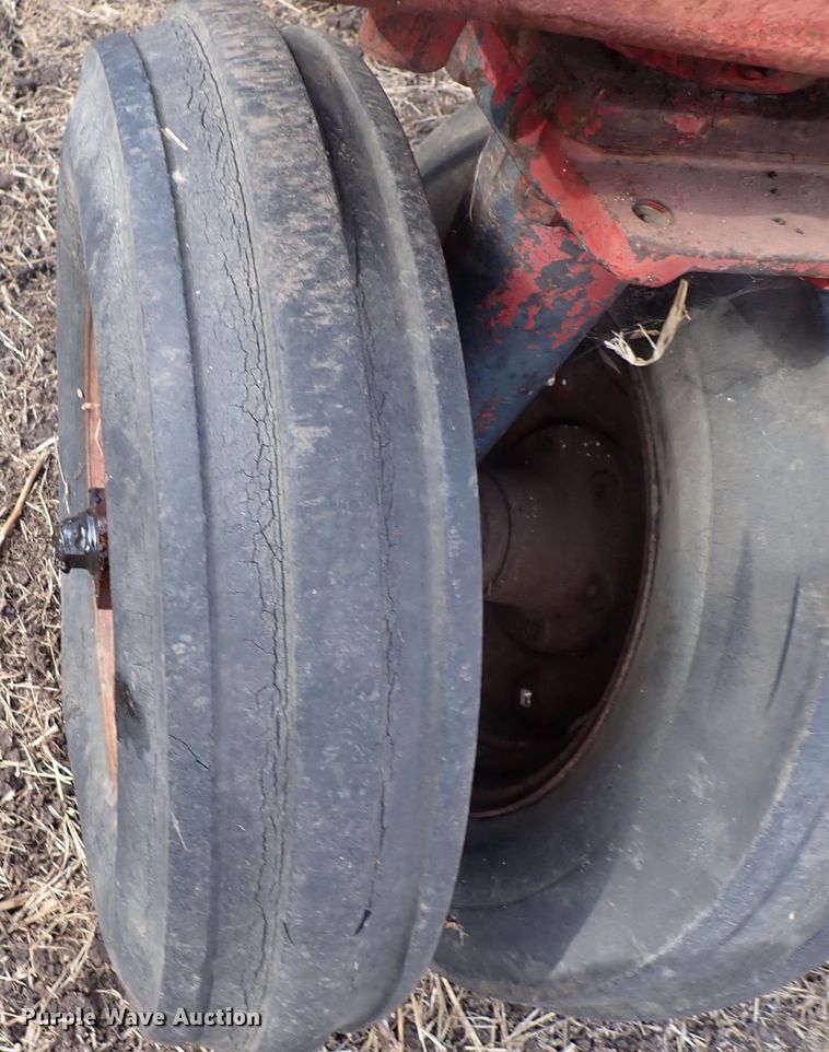 image for item DQ3890 1960 International Harvester Farmall 560  tractor