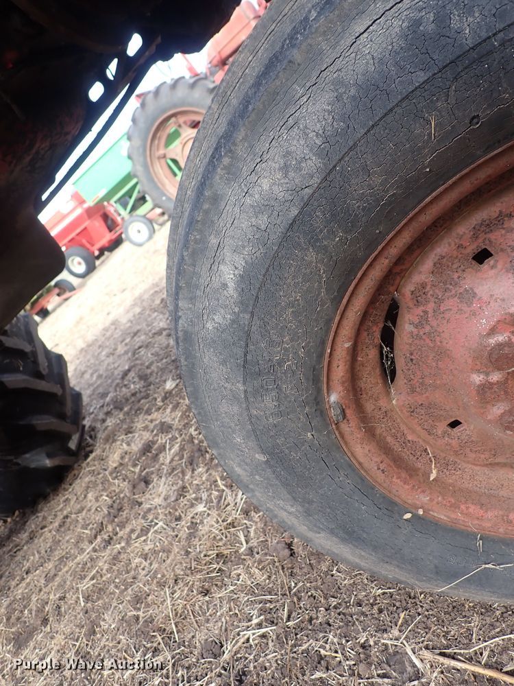 image for item DQ3890 1960 International Harvester Farmall 560  tractor