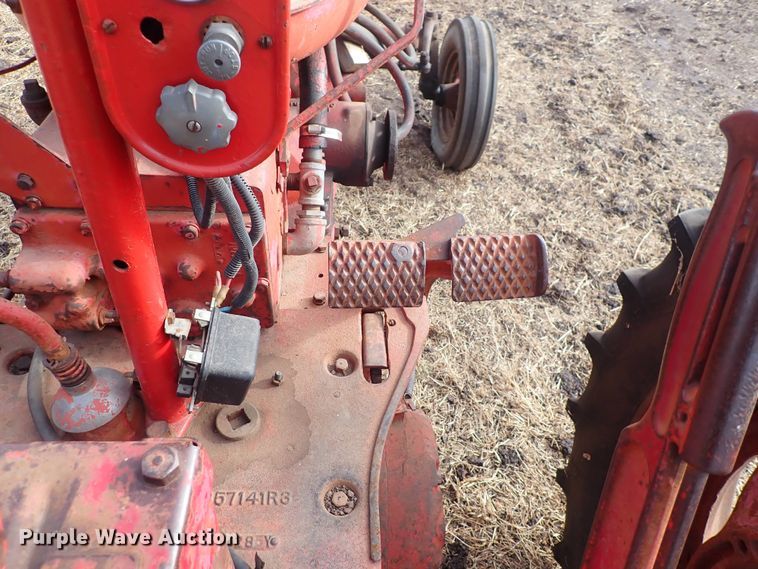 image for item DQ3891 1954 International Harvester Super M-TA  tractor