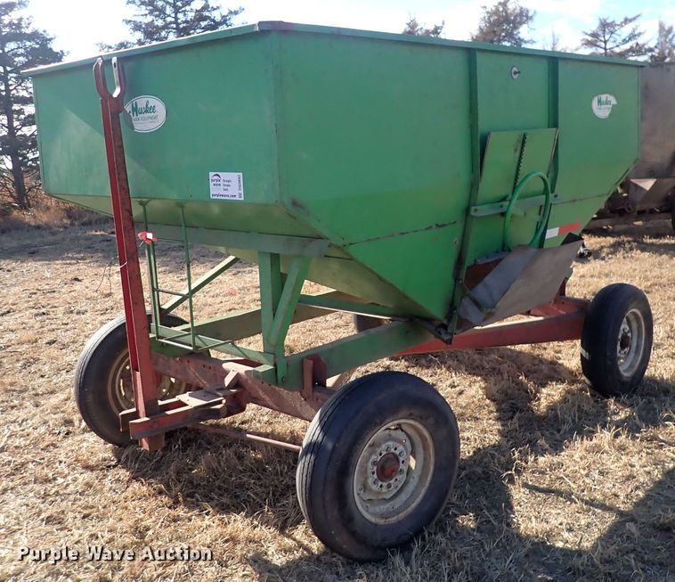 image for item DQ3892 Huskee  gravity wagon