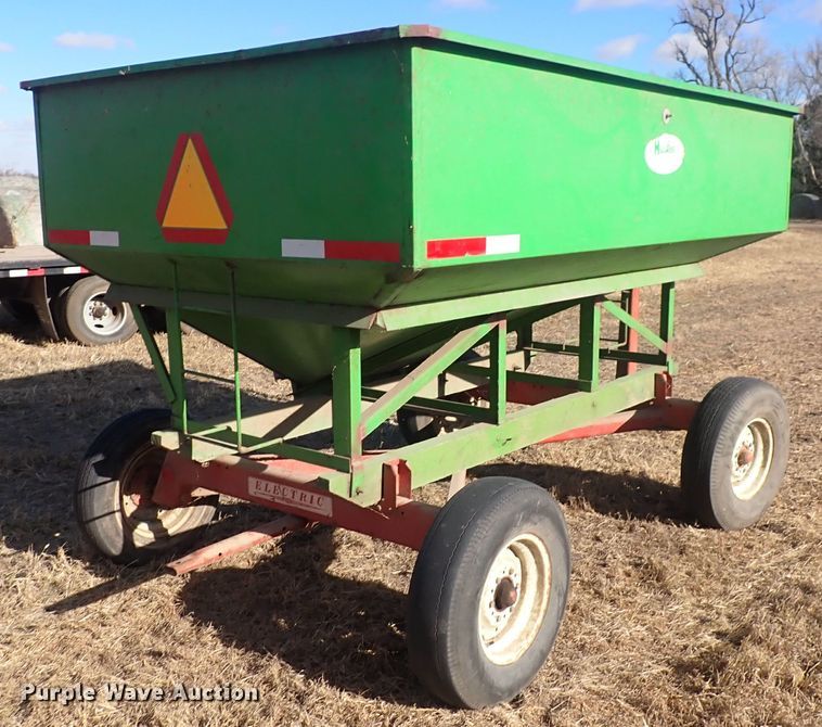 image for item DQ3892 Huskee  gravity wagon