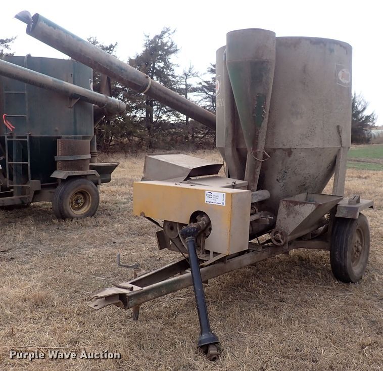 image for item DQ3896 Arts Way  feed grinder/mixer