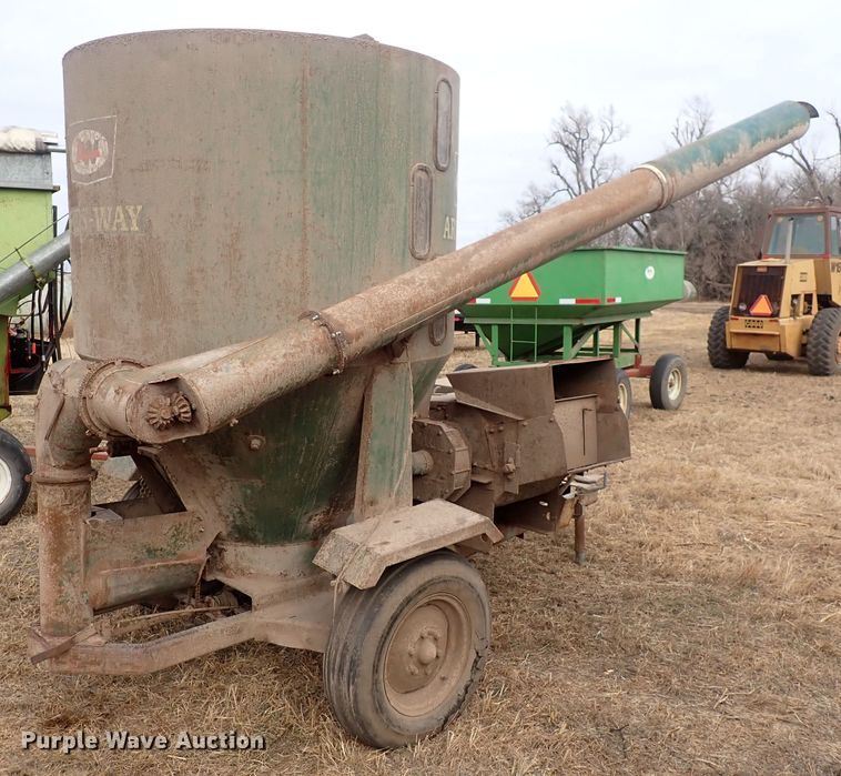 image for item DQ3896 Arts Way  feed grinder/mixer