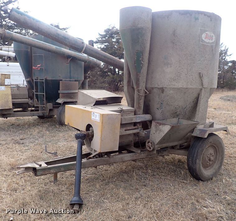 image for item DQ3896 Arts Way  feed grinder/mixer