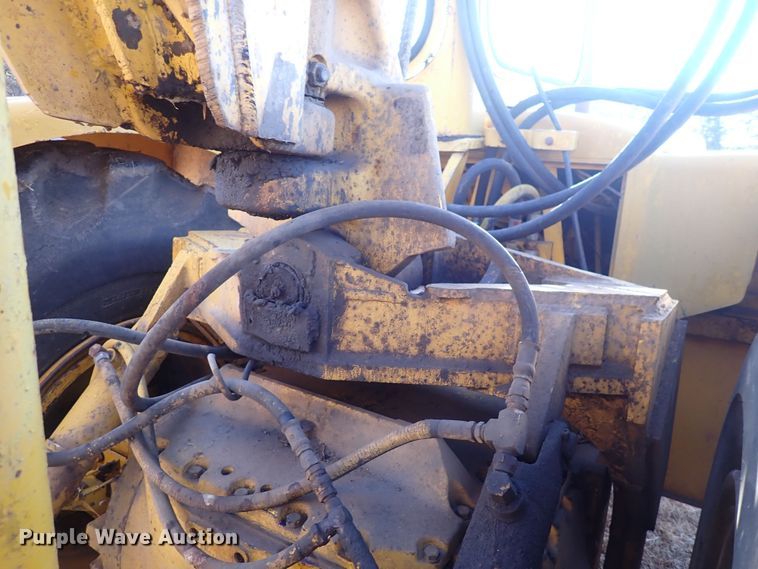 image for item DQ3899 John Deere 760  conventional scraper