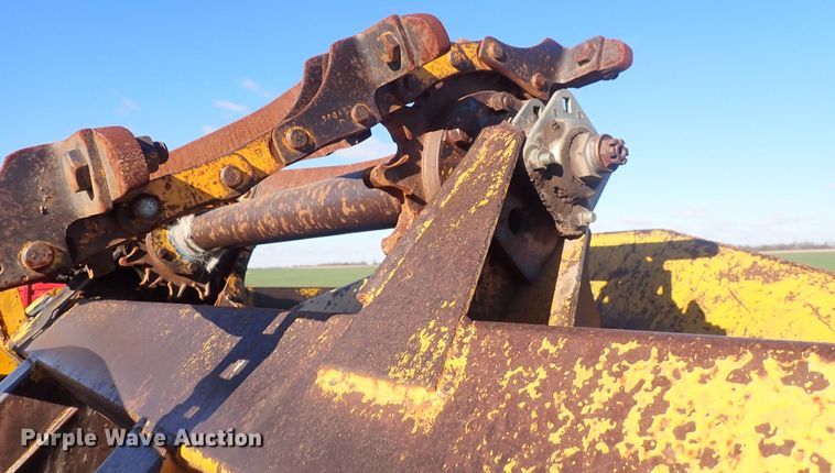 image for item DQ3899 John Deere 760  conventional scraper