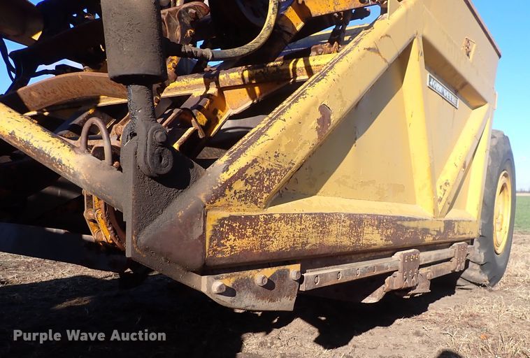 image for item DQ3899 John Deere 760  conventional scraper