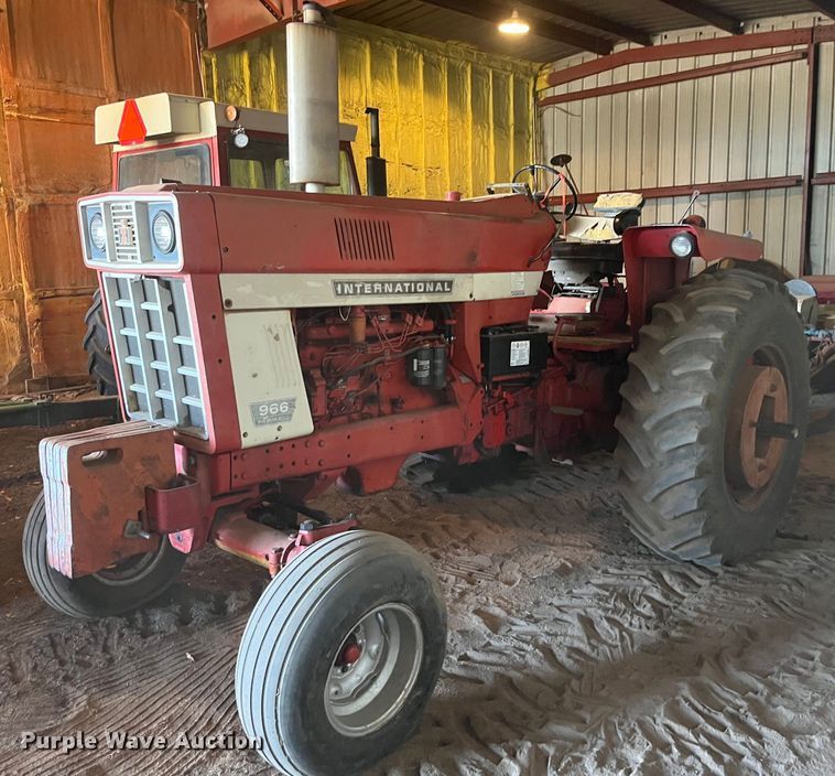 image for item DQ3902 International Harvester F966  tractor