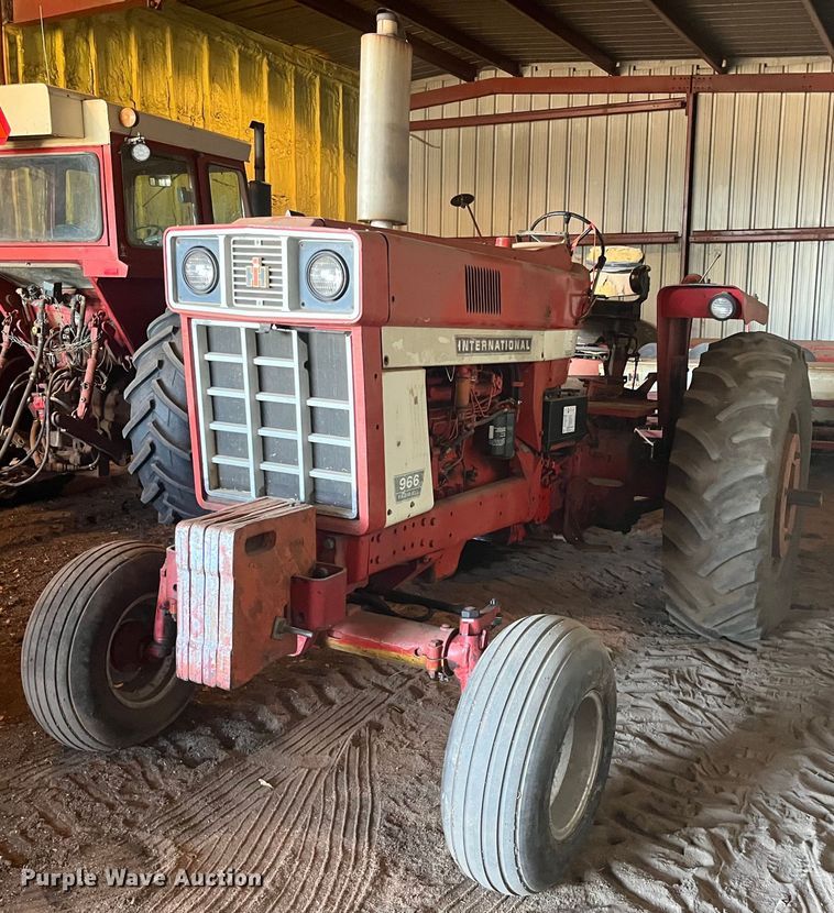 image for item DQ3902 International Harvester F966  tractor