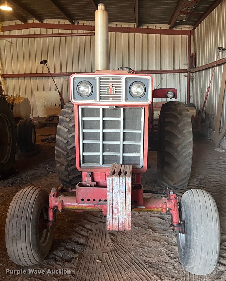 image for item DQ3902 International Harvester F966  tractor