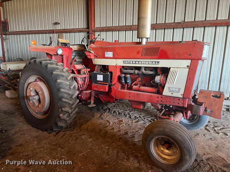 image for item DQ3902 International Harvester F966  tractor