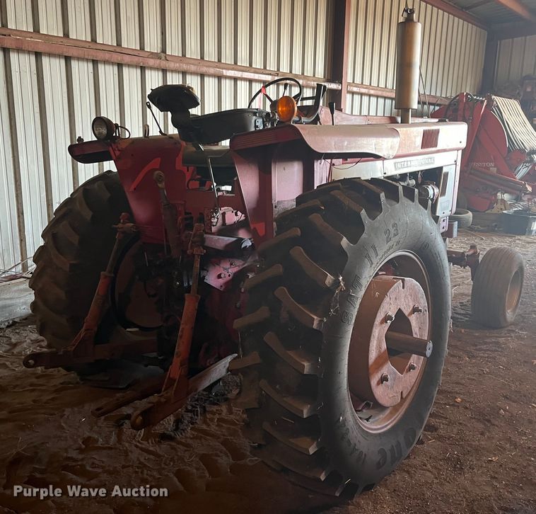 image for item DQ3902 International Harvester F966  tractor