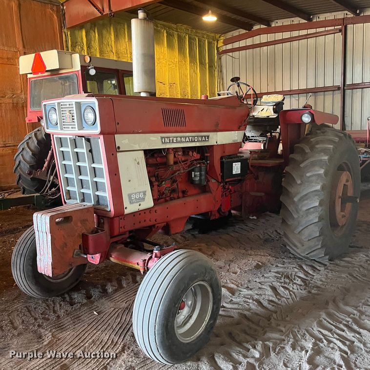image for item DQ3902 International Harvester F966  tractor