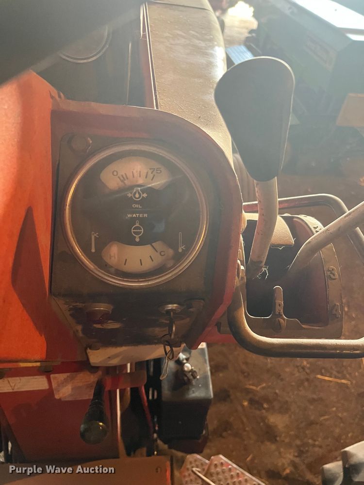 image for item DQ3902 International Harvester F966  tractor