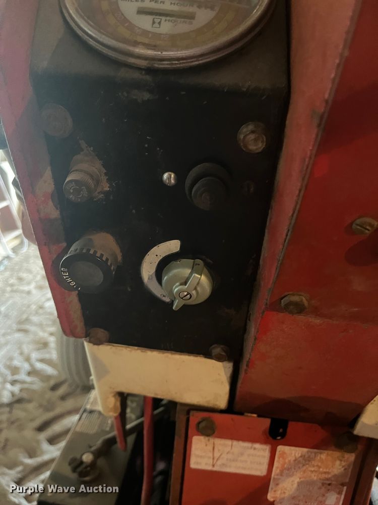 image for item DQ3902 International Harvester F966  tractor