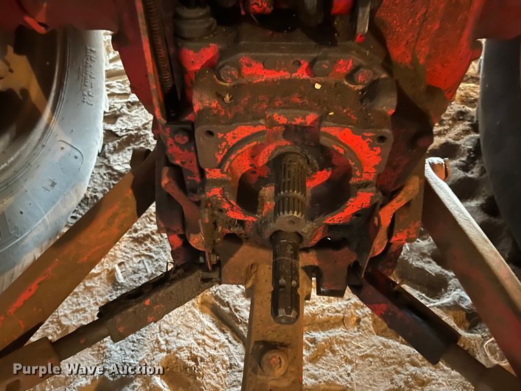 image for item DQ3902 International Harvester F966  tractor