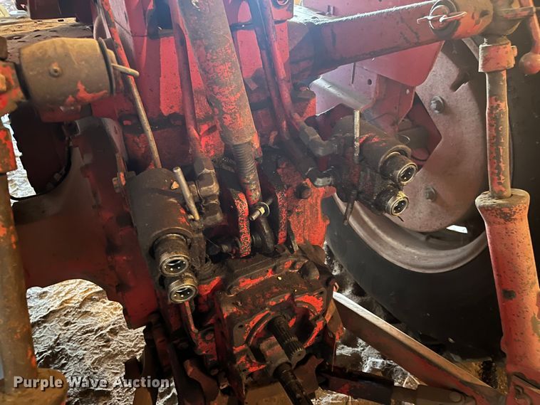 image for item DQ3902 International Harvester F966  tractor