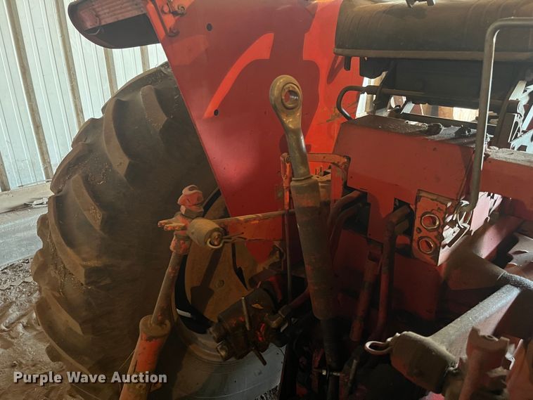 image for item DQ3902 International Harvester F966  tractor