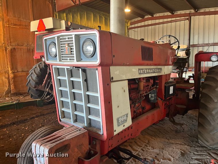 image for item DQ3902 International Harvester F966  tractor