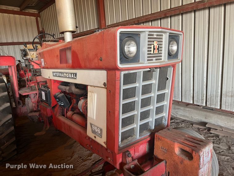 image for item DQ3902 International Harvester F966  tractor