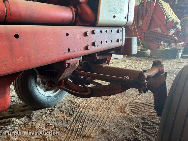 image for item DQ3902 International Harvester F966  tractor