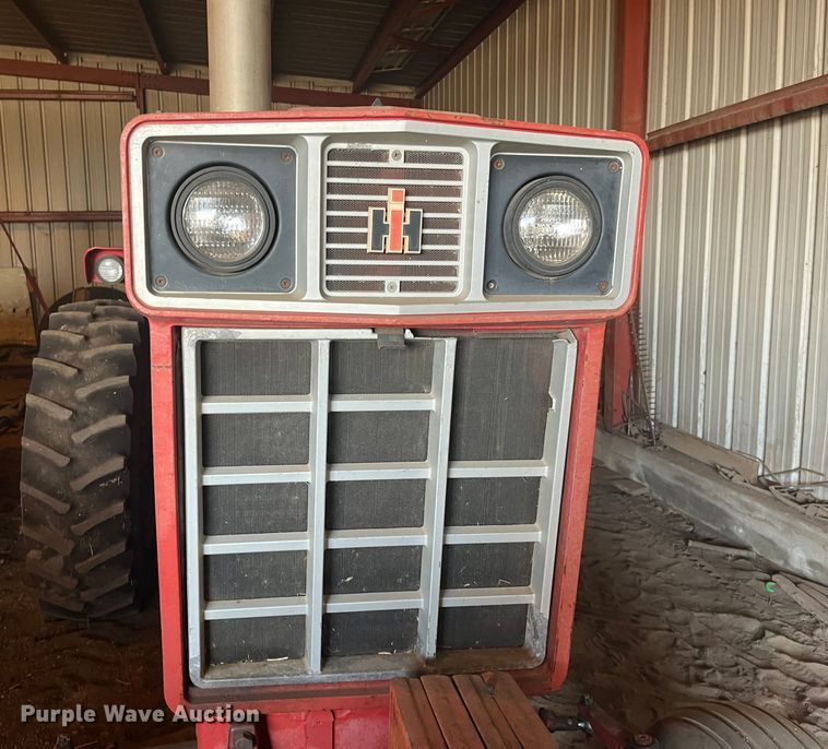 image for item DQ3902 International Harvester F966  tractor