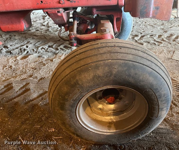 image for item DQ3902 International Harvester F966  tractor