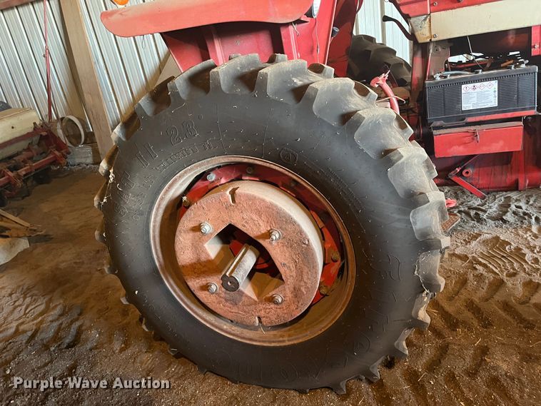 image for item DQ3902 International Harvester F966  tractor