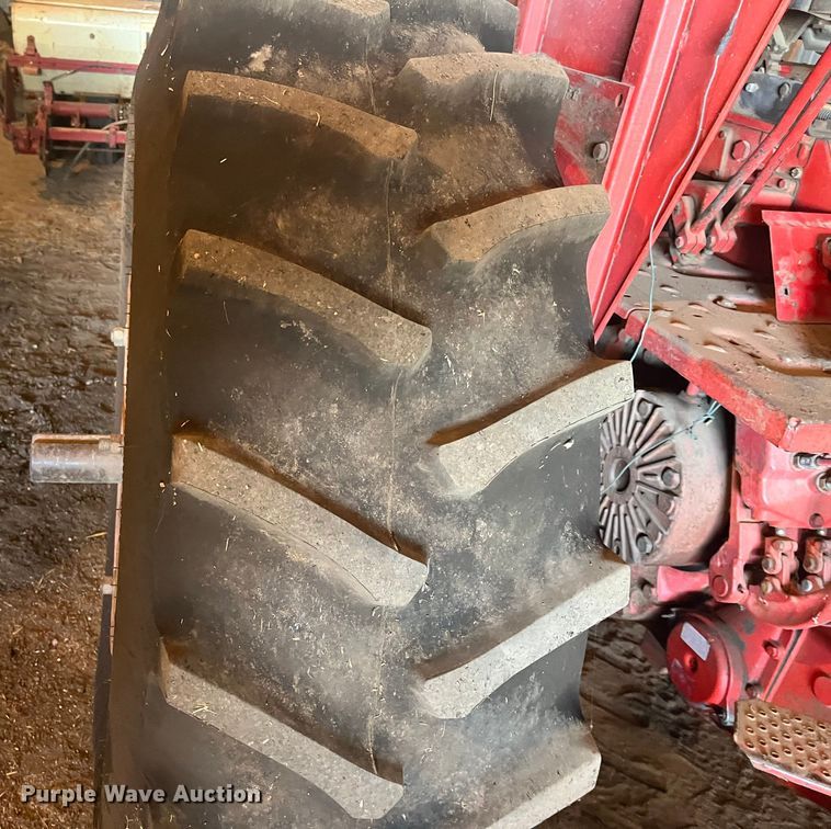 image for item DQ3902 International Harvester F966  tractor