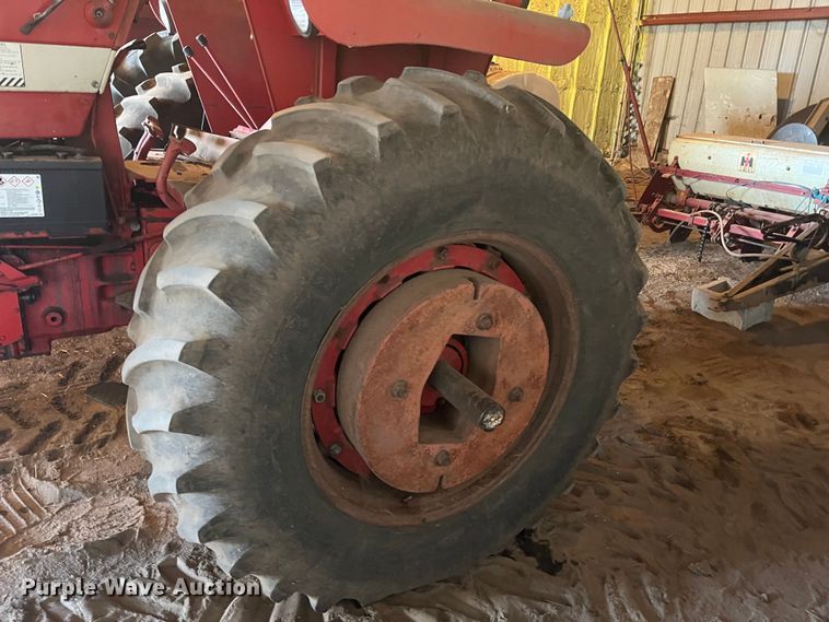 image for item DQ3902 International Harvester F966  tractor