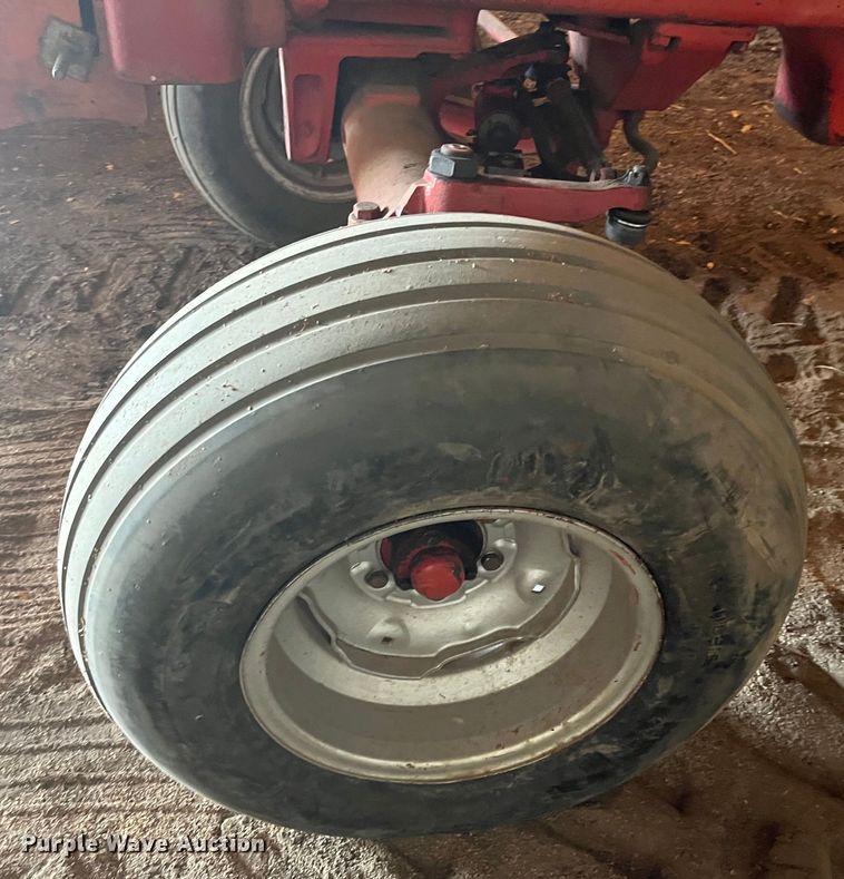 image for item DQ3902 International Harvester F966  tractor