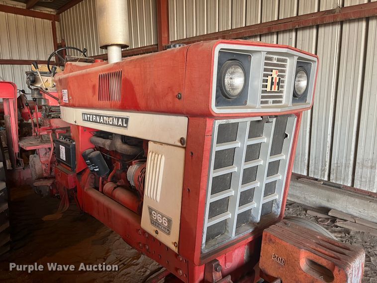 image for item DQ3902 International Harvester F966  tractor