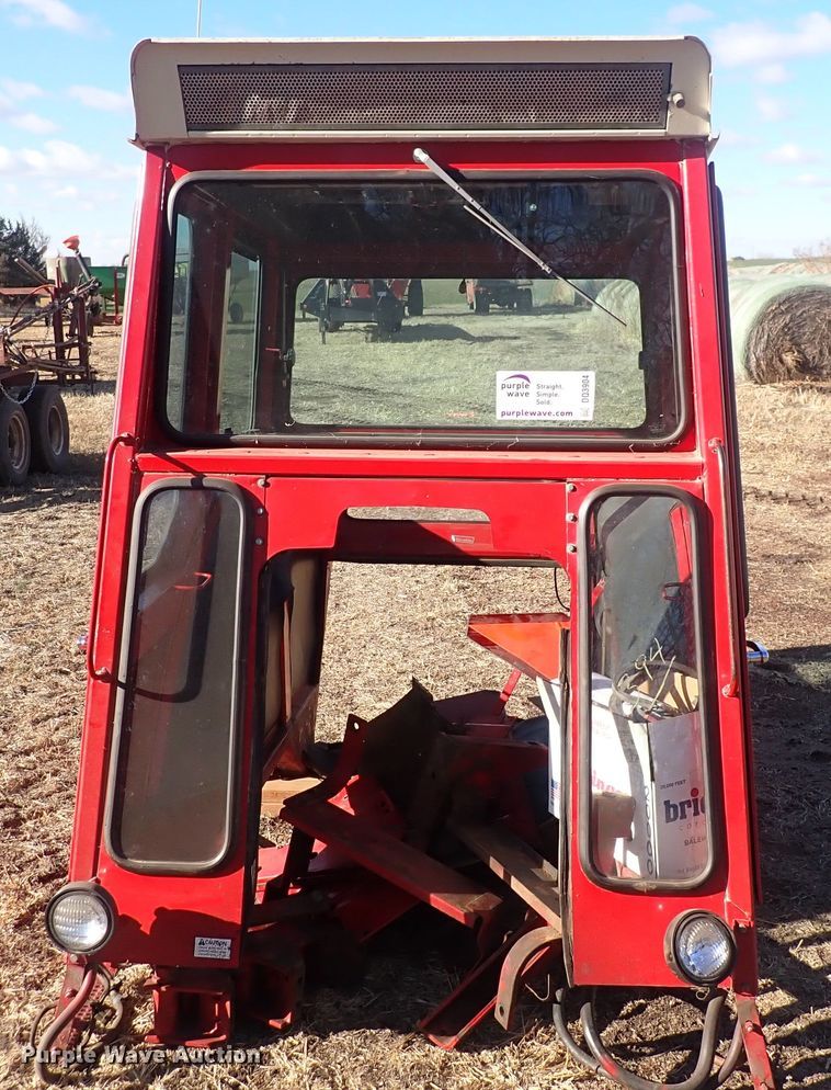 image for item DQ3904 International Harvester 60M  tractor cab