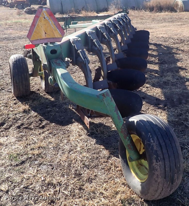 image for item DQ3905 John Deere 3600  plow