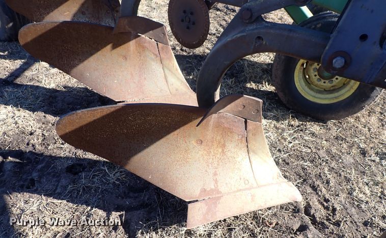 image for item DQ3905 John Deere 3600  plow