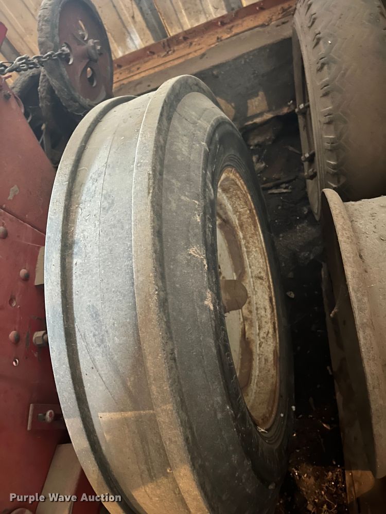 image for item DQ3907 International 10  grain drill