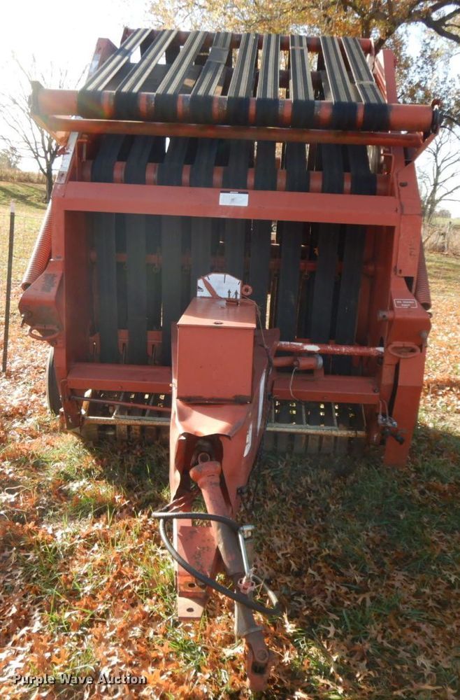 image for item HF9474 1982 Hesston 5510 round baler