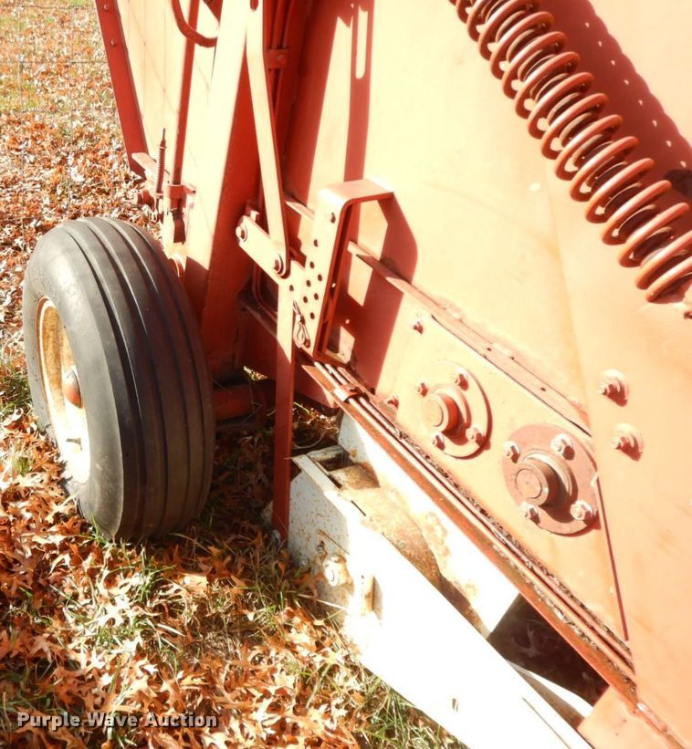 image for item HF9474 1982 Hesston 5510 round baler