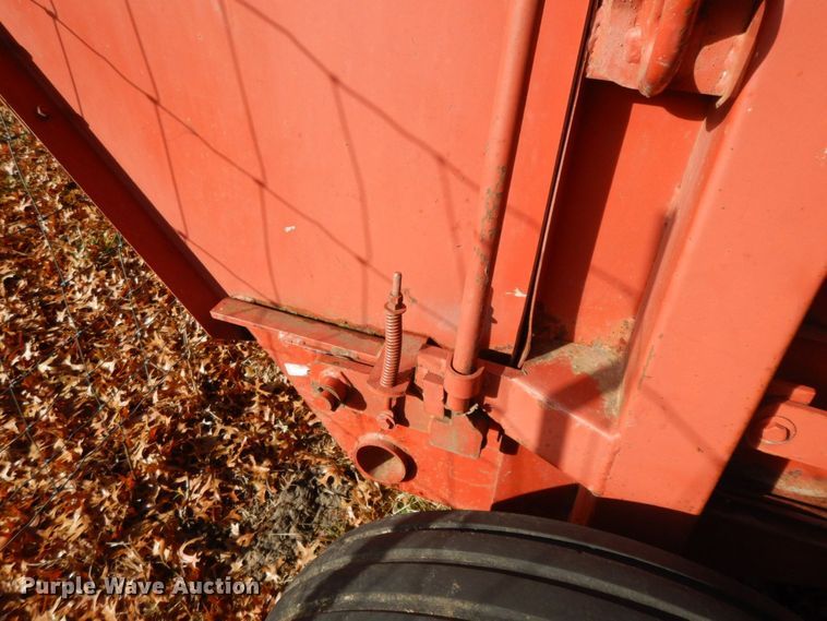 image for item HF9474 1982 Hesston 5510 round baler