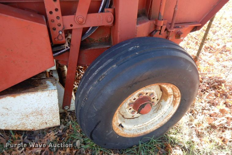 image for item HF9474 1982 Hesston 5510 round baler