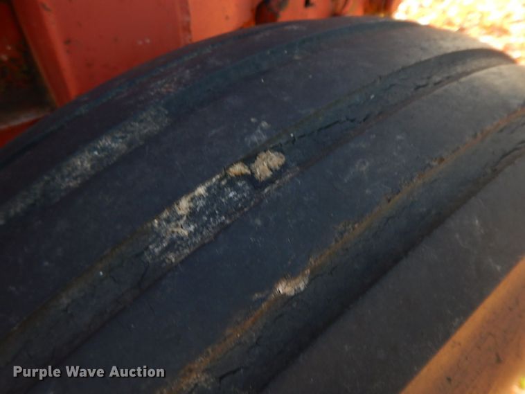 image for item HF9474 1982 Hesston 5510 round baler